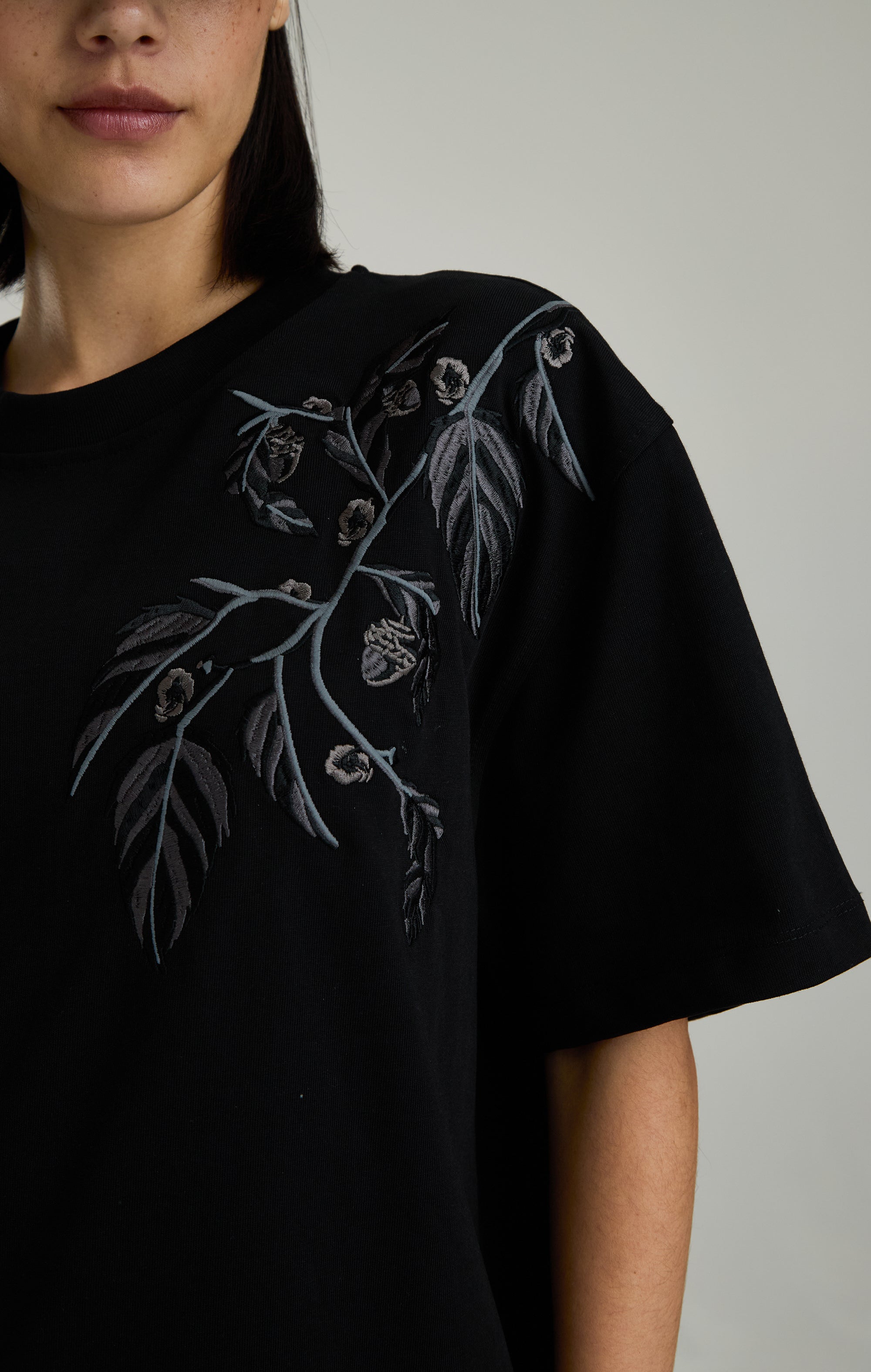 BLACK ACORN T-SHIRT